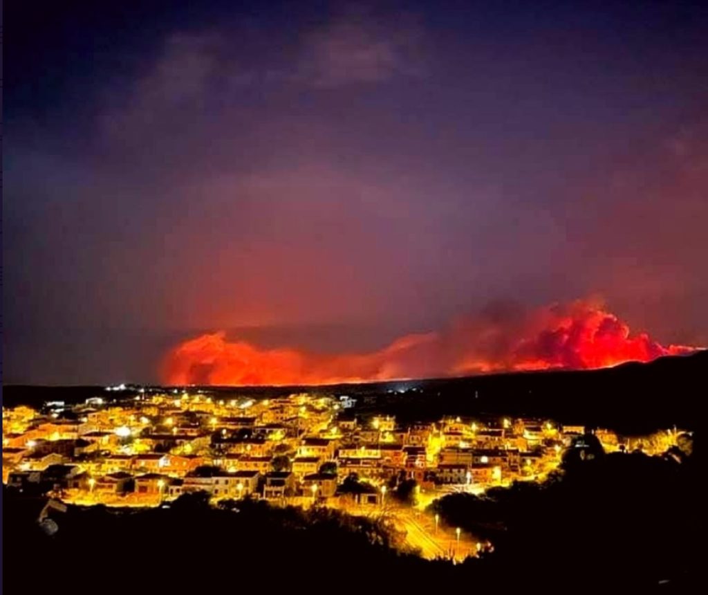 Ιταλία: Στις φλόγες η Σαρδηνία – Η Ελλάδα στέλνει Canadair