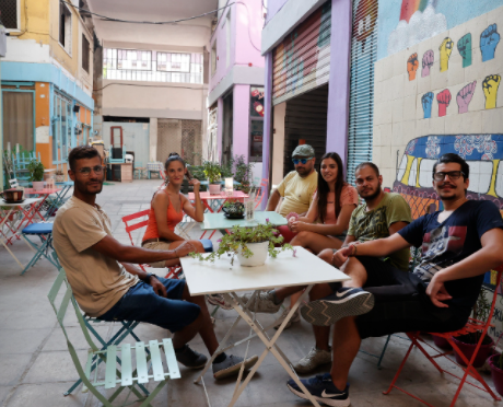 Θεσσαλονίκη: Κωφοί σερβιτόροι σε καφέ που προωθεί τη νοηματική γλώσσα