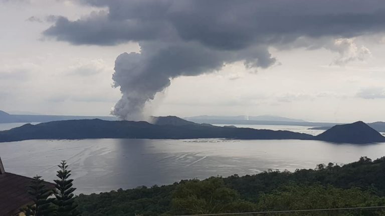 Φιλιππίνες: Ηφαίστειο εκλύει τοξικό αέριο κοντά στη Μανίλα
