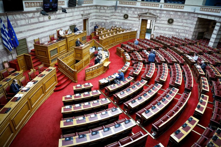 Βουλή: Ψηφίστηκε κατά πλειοψηφία το ν/σ για το «Ηρακλής 2» – Κόντρα για κόκκινα δάνεια και ΜμΕ