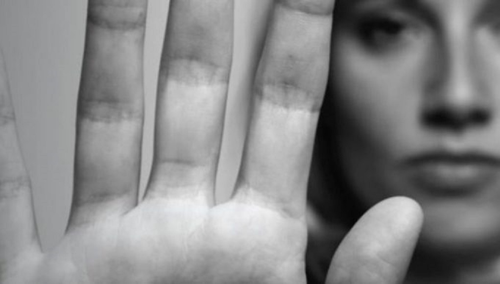 Υπ. Εργασίας: Καμία γυναίκα μόνη απέναντι σε περιστατικά έμφυλης και ενδοοικογενειακής βίας