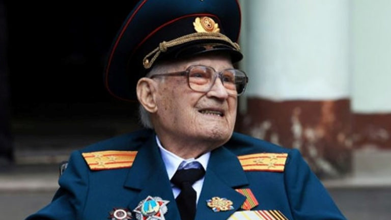 «Ξαναγεννήθηκα στα 102 μου» – Βετεράνος του Β’ Παγκοσμίου Πολέμου νίκησε τον κορονοϊό