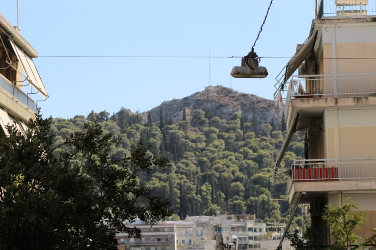Airbnb: Υπό εξαφάνιση στις top περιοχές της Αθήνας (λίστα) ― Τι άλλαξε τα δεδομένα (video)