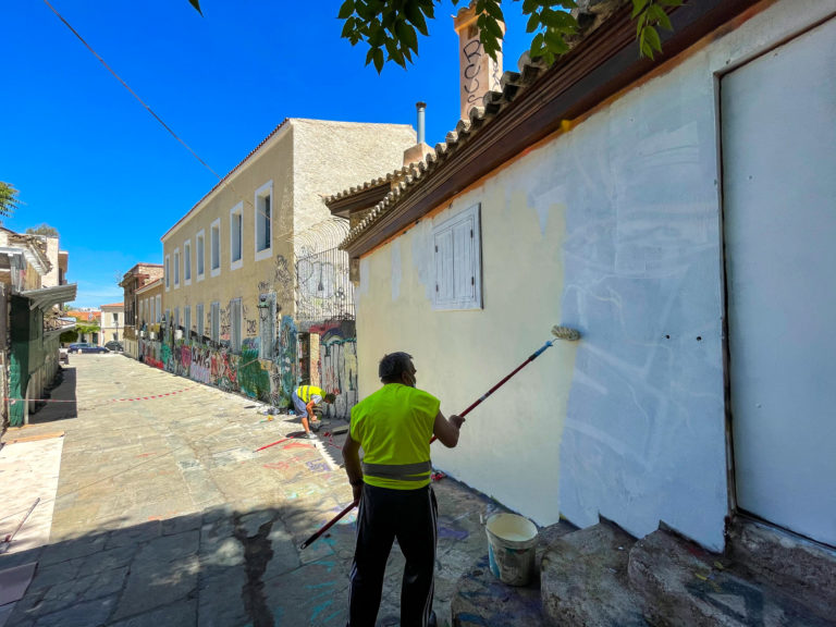 Αντιγκράφιτι παρέμβαση του Δήμου Αθηναίων – Καθαρίστηκαν επιφάνειες 8.200 τμ στην Πλάκα