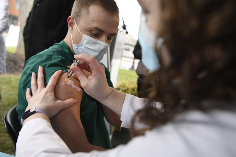 Τα εμβόλια κατά της Covid-19 «φρενάρουν» και τις νέες μεταλλάξεις του κορονοϊού, σύμφωνα με διεθνή μελέτη
