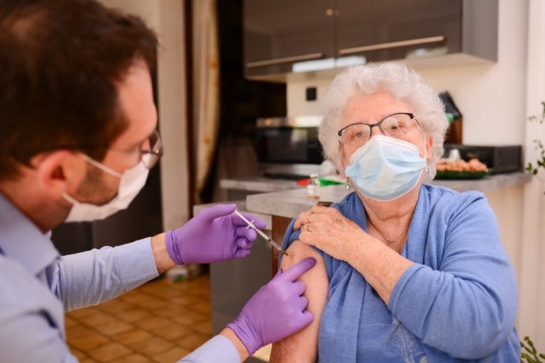 Πρόγραμμα εμβολιασμού κατ’ οίκον από τον Δήμο Αθηναίων σε συνεργασία με ΕΟΔΥ και 1η ΥΠΕ