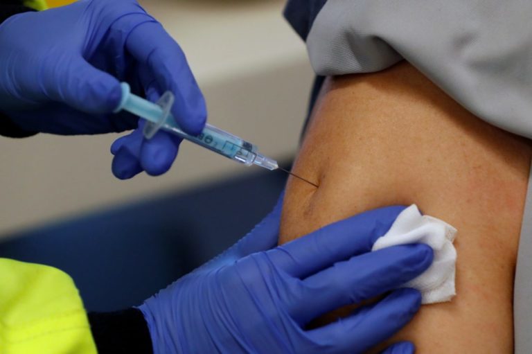 Η πρώτη 15χρονη μαθήτρια που εμβολιάστηκε στην Θεσσαλία στο Πρώτο (audio)