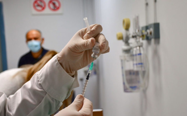 Ηράκλειο: “Να μην γίνεις σημαία των αντιεμβολιαστών” – Εμβολιάζεται ο σύζυγος της 44χρονης (video)