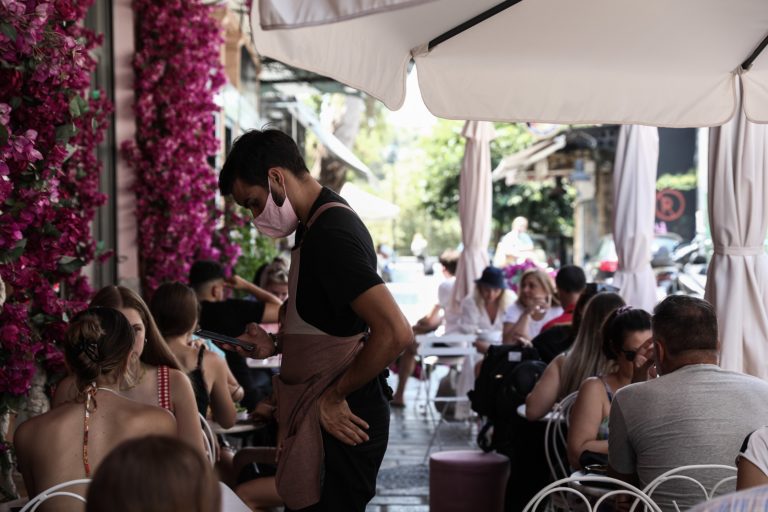 Αλλαγές στους κυβερνητικούς σχεδιασμούς φέρνει η μετάλλαξη Δέλτα