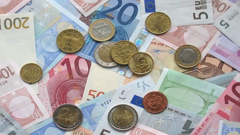 Πτώση του ευρώ έναντι του δολαρίου κατά 0,38% – Διαμορφώνεται στα 1,0763 δολάρια