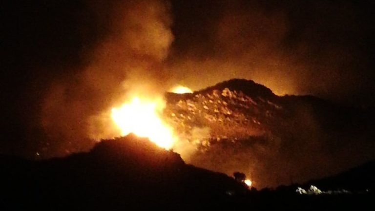 Χανιά: Μεγάλη φωτιά στο Σέλινο σε δύσβατη περιοχή (video)