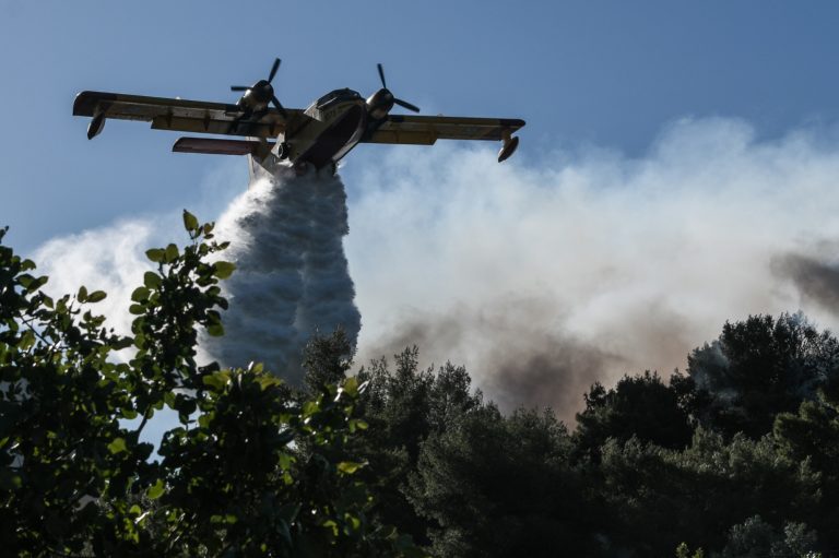 Υπό μερικό έλεγχο η φωτιά στον Άγιο Νικόλαο Σαλαμίνας