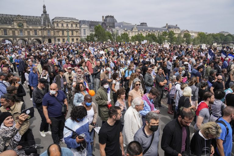 Ναι στο “ασφαλές πιστοποιητικό” από τη γαλλική βουλή – Συνεχίζονται οι διαμαρτυρίες