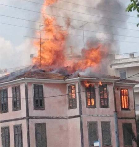 Φωτιά σε διατηρητέο κτίριο στο κέντρο του Λαγκαδά