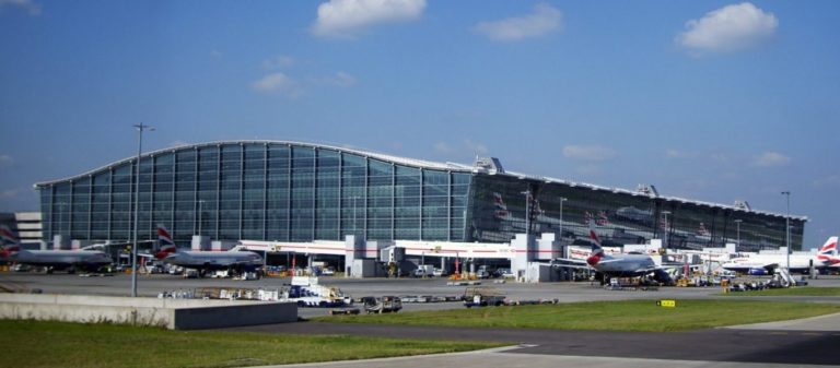 Βρετανία: Το αεροδρόμιο του Χίθροου κάνει έκκληση προς την κυβέρνηση να ανοίξει τη χώρα για τους εμβολιασμένους ταξιδιώτες