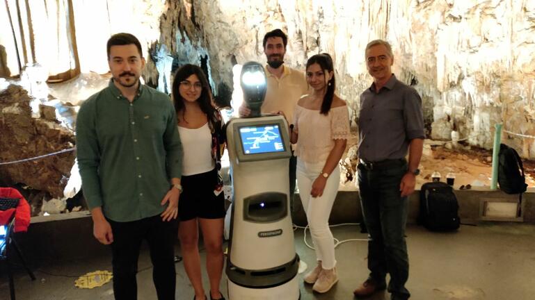 Αυτή είναι η «Περσεφόνη»: Το πρώτο ρομπότ – ξεναγός «έπιασε δουλειά» στο σπήλαιο της Αλιστράτης (video)