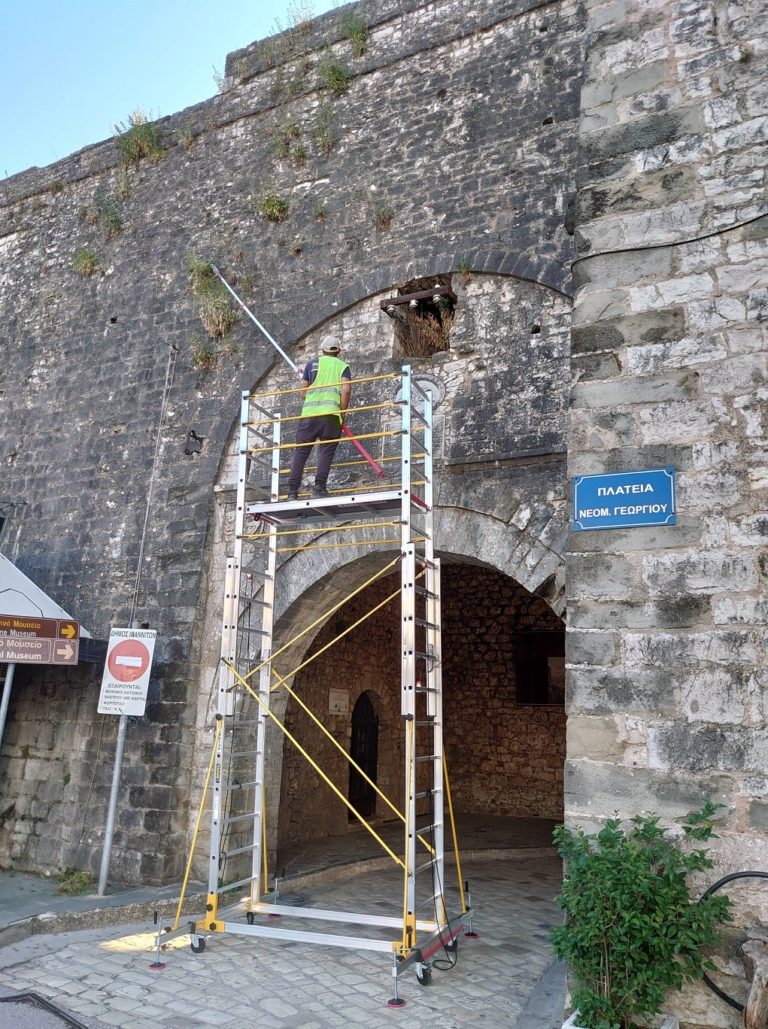 Εργασίες καθαρισμού στα τείχη του Κάστρου Ιωαννίνων