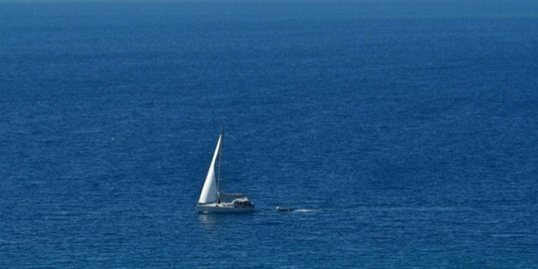 Ανεμοστρόβιλος βύθισε ιστιοφόρο στη Σικελία: Ένας νεκρός και 6 αγνοούμενοι – Φαίνονται πτώματα από τα φινιστρίνια