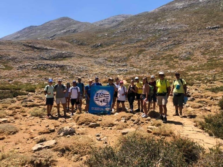 Τα μέλη του συλλόγου Κερίτης χορεύουν στην κορυφή του Ψηλορείτη