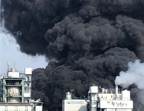 Έκρηξη: Μαύρος καπνός σκεπάζει το Λεβερκούζεν – Φόβοι για επικίνδυνα αέρια που έχουν διαρρεύσει