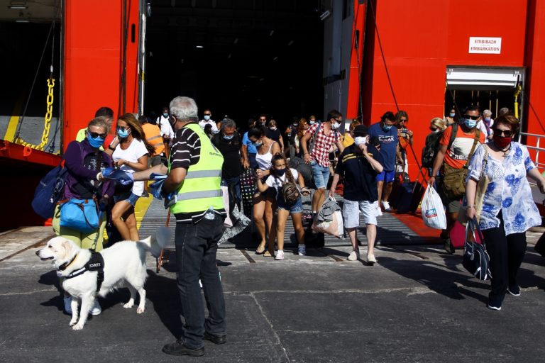 Εντατικοί έλεγχοι στα λιμάνια του Πειραιά και της Θεσσαλονίκης – Τα απαραίτητα έγγραφα για τους ταξιδιώτες