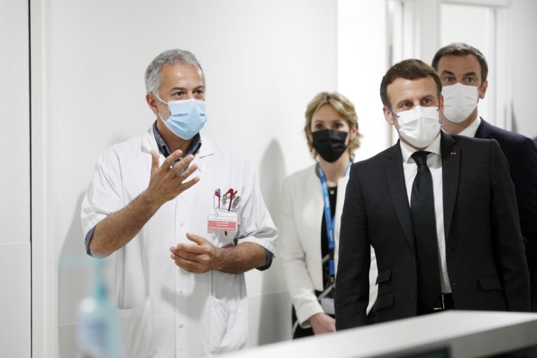 Σπεύδουν να εμβολιαστούν οι Γάλλοι μετά τις προειδοποιήσεις Μακρόν για σαρωτικά μέτρα