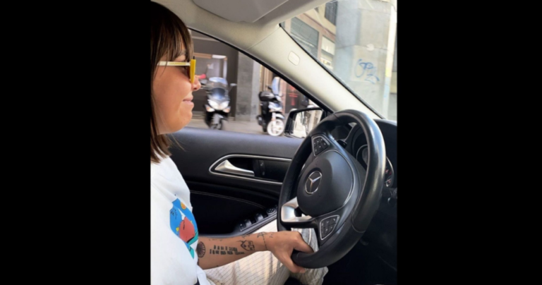 H Malika Chalhy στο τιμόνι της Mercedes Class A της (πηγή: Instagram @malikachalhy)