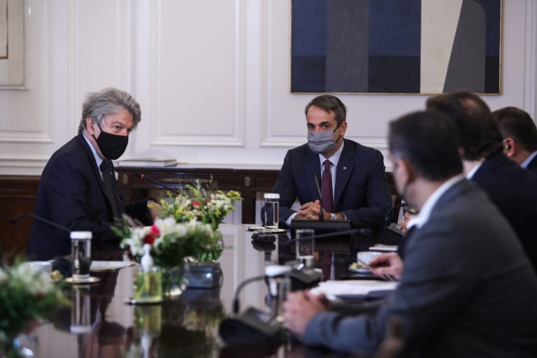 Το εμβολιαστικό πρόγραμμα στο επίκεντρο της συνάντησης του Κ. Μητσοτάκη με τον Τ. Μπρετόν