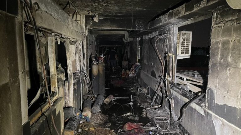 Ιράκ: Τουλάχιστον 52 οι νεκροί από πυρκαγιά σε μονάδα Covid-19 σε νοσοκομείο της Νασιρίγια
