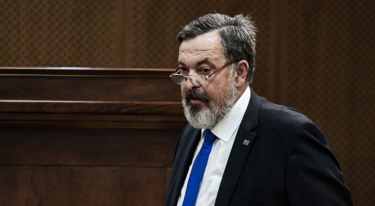 Αποκλειστικό ρεπορτάζ της ΕΡΤ: Τα ευρήματα της ΕΛ.ΑΣ. στο κρησφύγετο του Χρ. Παππά – Δεκάδες χειρόγραφες σημειώσεις (video)