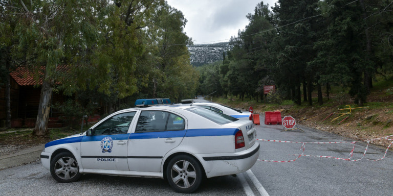 Τέσσερα άτομα συνελήφθησαν έξω από τη Θεσσαλονίκη για παράνομη μεταφορά 17 αλλοδαπών