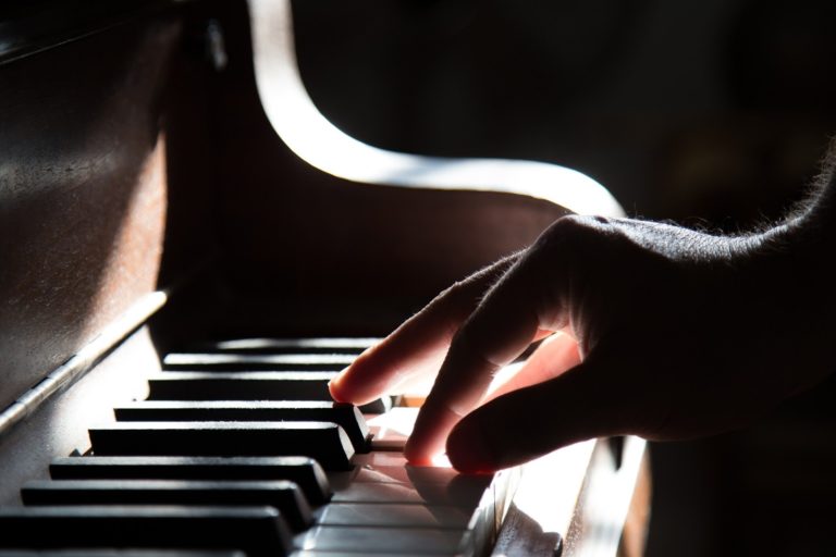 Μελέτες δείχνουν ότι η ακρόαση μουσικής κατά τη βρεφική ηλικία σχετίζεται με βελτιωμένες γλωσσικές ικανότητες