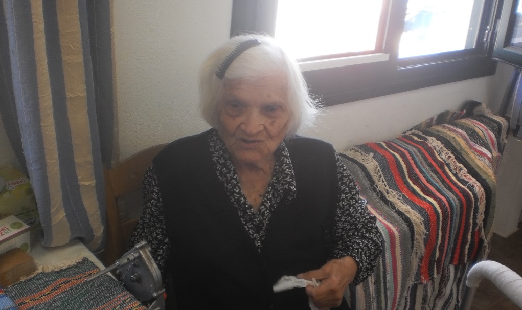 Η Ικαριώτισσα «Κυρά» του αργαλειού» έγινε 110 ετών και συγκινεί με τη σοφία της  (video – audio)