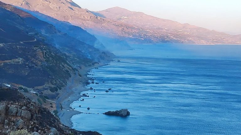 Ρέθυμνο: Υπό έλεγχο η φωτιά στην Πρέβελη – Εκκενώθηκαν παραλίες