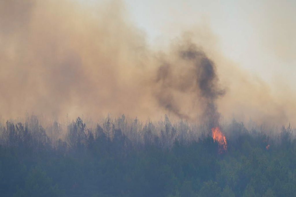 Μεγάλη πυρκαγιά στην περιοχή Νέα Αλμυρή Κορινθίας – Ειδοποίηση από το 112 για τους κατοίκους στο Ρυτό
