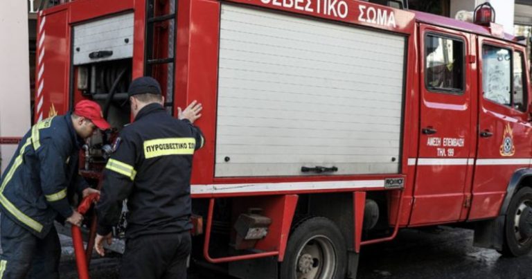 Υλικές ζημιές από φωτιά σε διώροφη διπλοκατοικία στο Ωραιόκαστρο