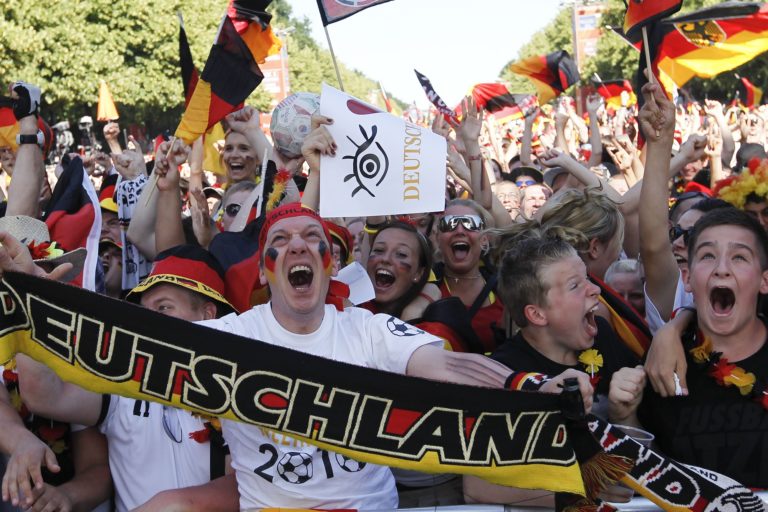 Γερμανία Ζεεχόφερ: “Ανεύθυνη η UEFA για τα γεμάτα στάδια”