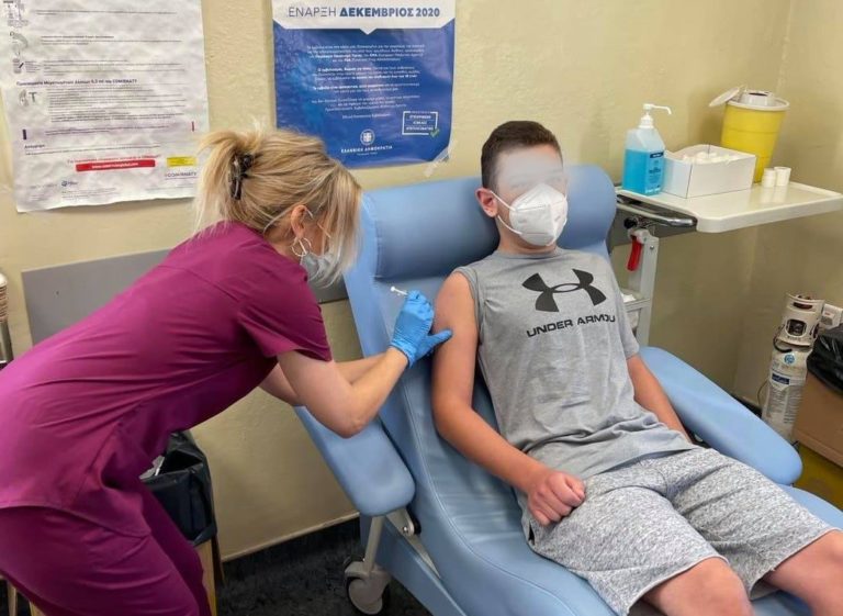 Θεσπρωτία: Ο πρώτος εμβολιασμός εφήβου στο νοσοκομείο Φιλιατών