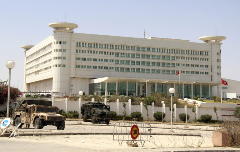 Η ΕΕ ζήτησε την άμεση αποκατάσταση «της θεσμικής σταθερότητας» στην Τυνησία