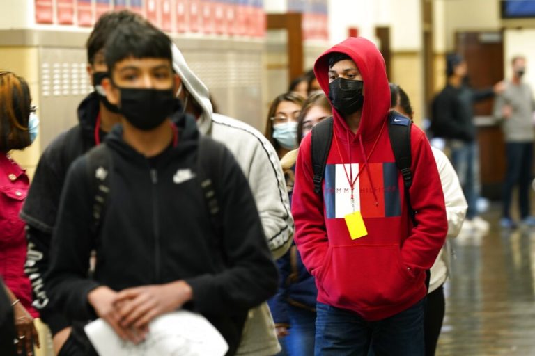 CDC: Οι πλήρως εμβολιασμένοι δάσκαλοι και μαθητές δεν χρειάζεται να φορούν μάσκες στα σχολεία