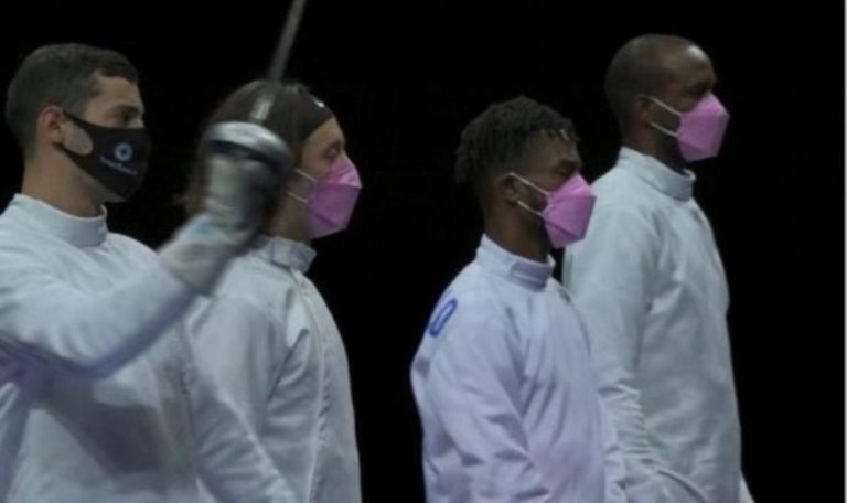 Διαμαρτυρία με ροζ μάσκες από τα μέλη της ομάδας ξιφασκίας των ΗΠΑ