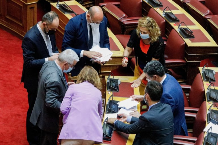 Βουλή: Με 178 «ναι» παραπέμπεται ο Νίκος Παππάς σε Ειδικό Δικαστήριο (video)