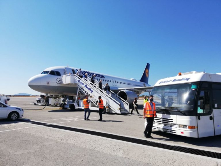 Χανιά: Με αψίδες νερού υποδέχτηκαν την πτήση από Φρανκφούρτη στο αεροδρόμιο
