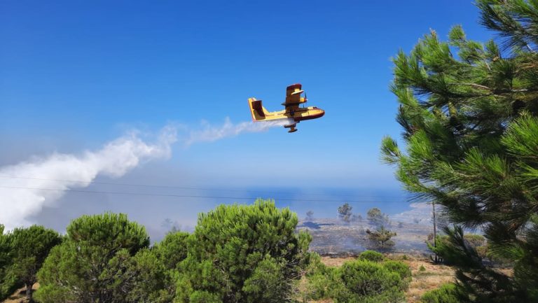 Φωτιά στην πλαγιά του αεροδρομίου Μυτιλήνης