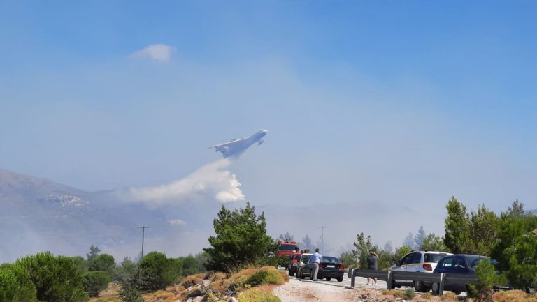 Σε εξέλιξη η πυρκαγιά στην Χίο – Εκκένωση χωριών – Επιχειρεί το ρωσικό πυροσβεστικό Beriev-200