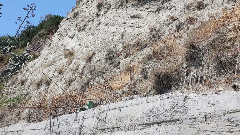 Νέες έρευνες στη Σίκινο, όπου εξαφανίσθηκαν πριν ένα χρόνο δύο Γαλλίδες τουρίστριες, ζητούν με προσφυγή τους τα παιδιά της μίας εξ αυτών