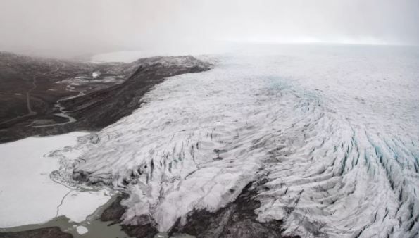 Η Γροιλανδία «λιώνει»: Η ποσότητα πάγου που χάθηκε σε μια ημέρα, λόγω καύσωνα, θα μπορουσε να καλύψει την πολιτεία της Φλόριντα