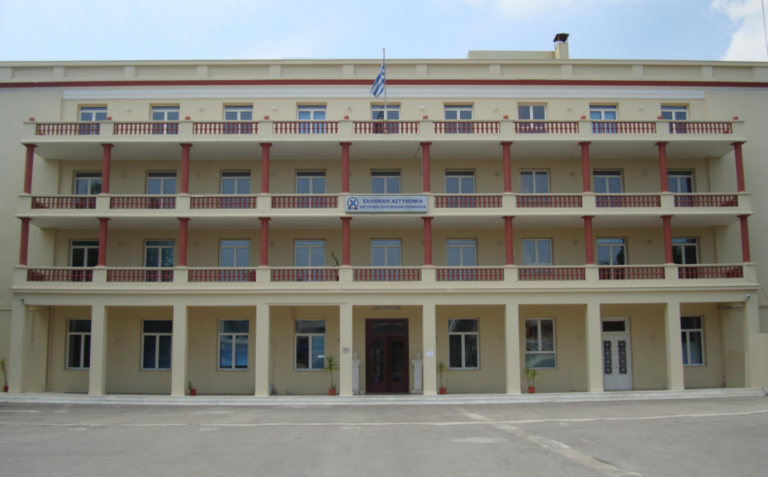 Αστυνομικός σε διαθεσιμότητα ανακρίνεται μετά από καταγγελία 18χρονης ότι την κρατούσε φυλακισμένη και την εξέδιδε