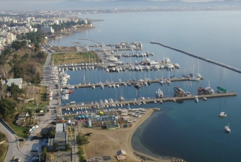 Ο Δ. Καλαμαριάς απομακρύνει τα παρατημένα αλιευτικά σκάφη από την παραλία