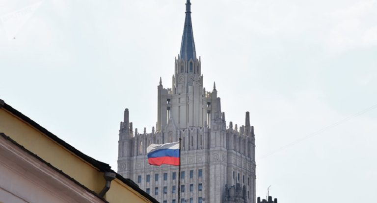 Στο ρωσικό ΥΠΕΞ ο Αμερικανός Πρέσβης στη Μόσχα – Συνάντηση με υφ. Εξωτερικών
